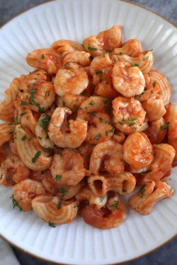 Shrimp macaroni on a plate